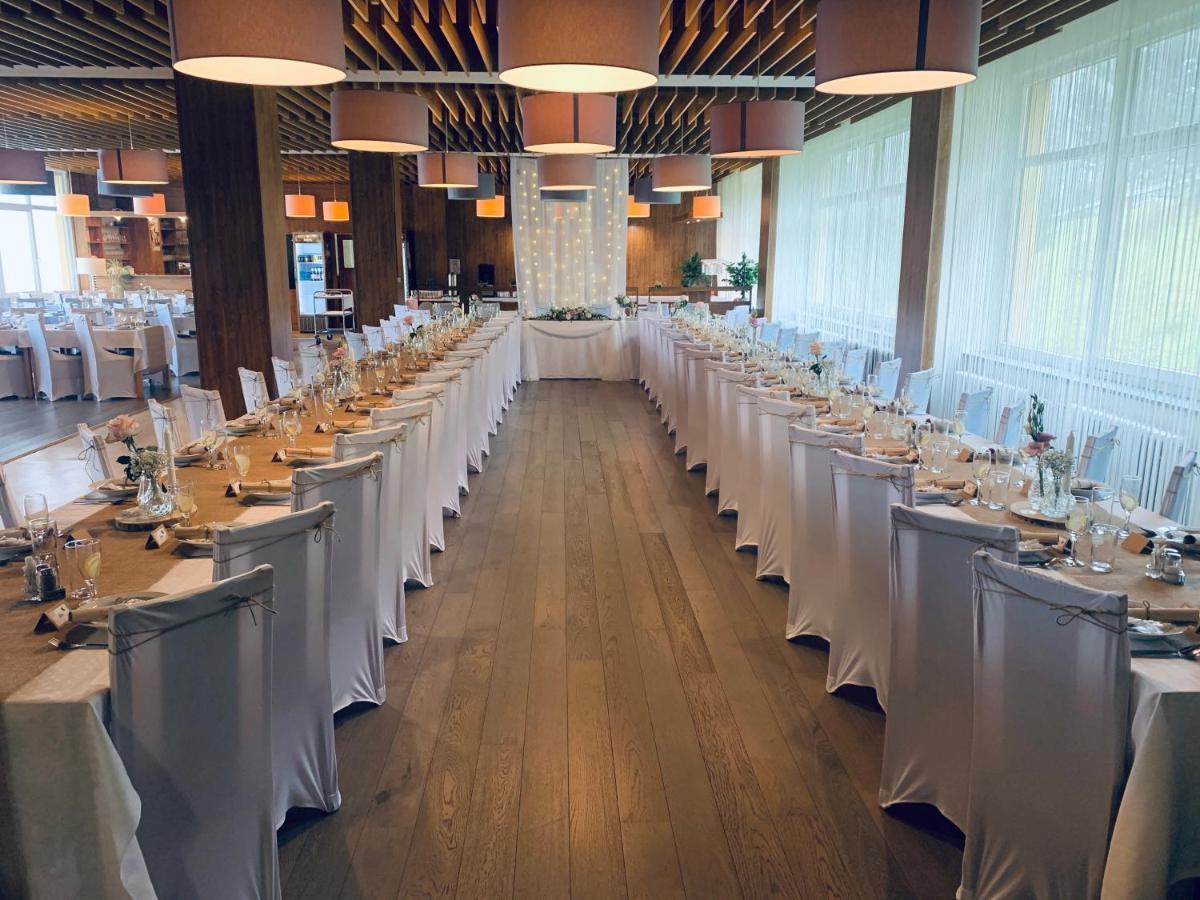 Horsky Hotel Jelenovska S Bazenem V Cene Valašské Klobouky Exteriör bild