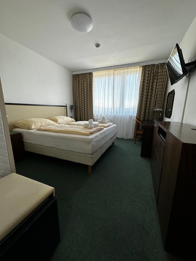 Horsky Hotel Jelenovska S Bazenem V Cene Valašské Klobouky Exteriör bild