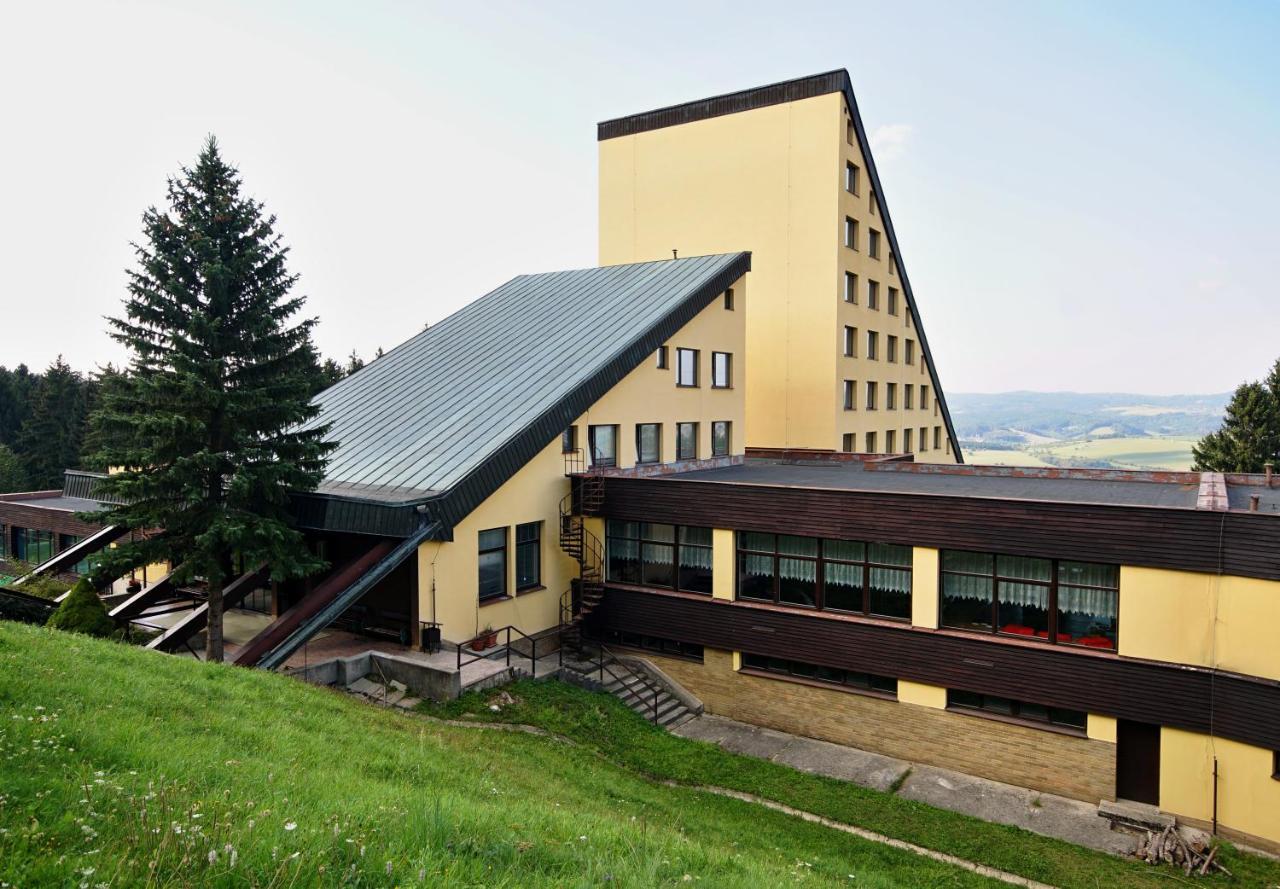 Horsky Hotel Jelenovska S Bazenem V Cene Valašské Klobouky Exteriör bild