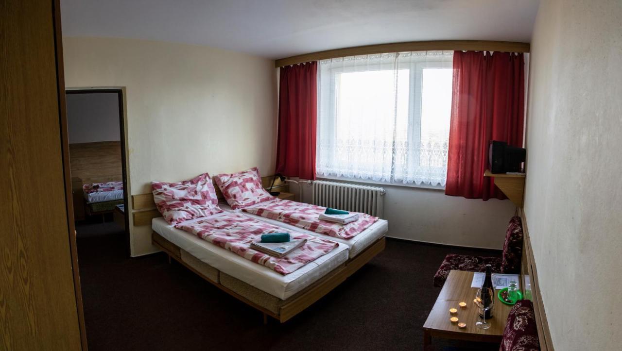 Horsky Hotel Jelenovska S Bazenem V Cene Valašské Klobouky Exteriör bild